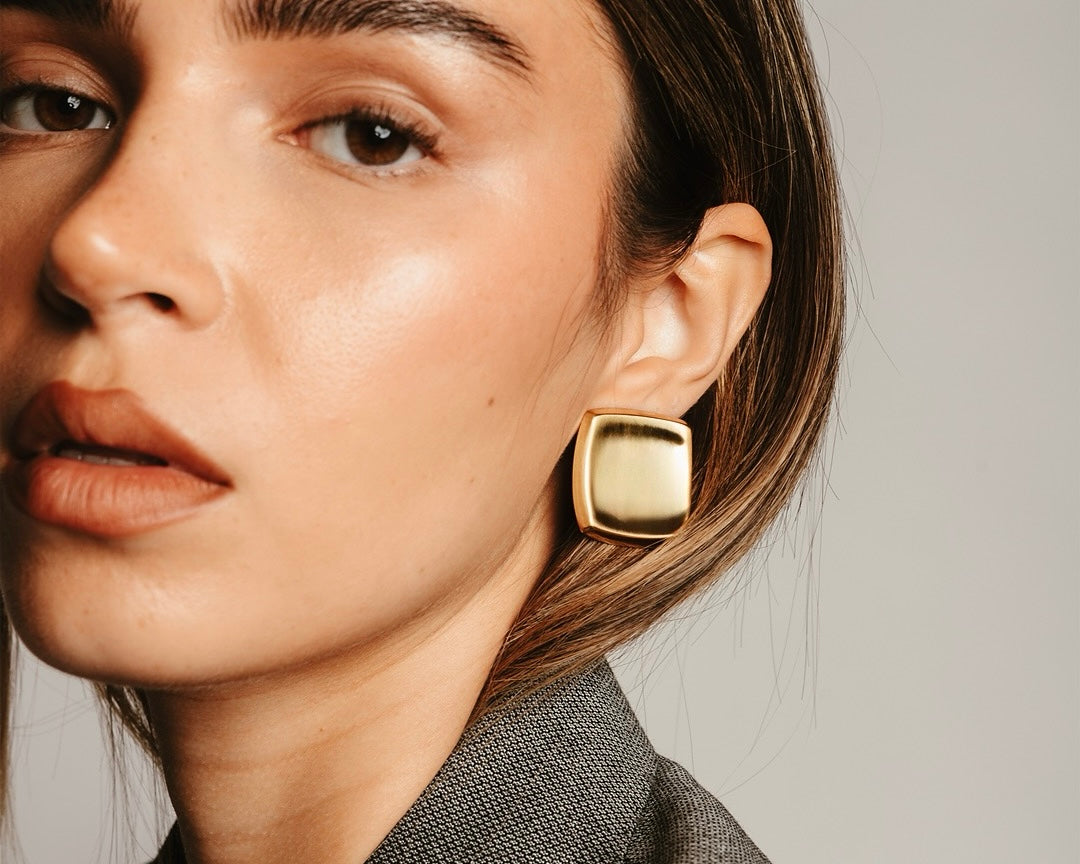 Modella indossa orecchini Copenhagen Medema gioielli - raffinati ed eleganti placcati in oro 18k