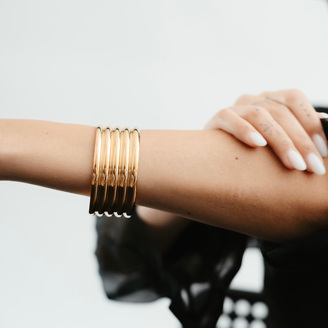 Translation missing: it.Bracciale rigido dorato Medema gioielli indossato su avambraccio femminile, gioiello elegante in stile italiano. : Roma