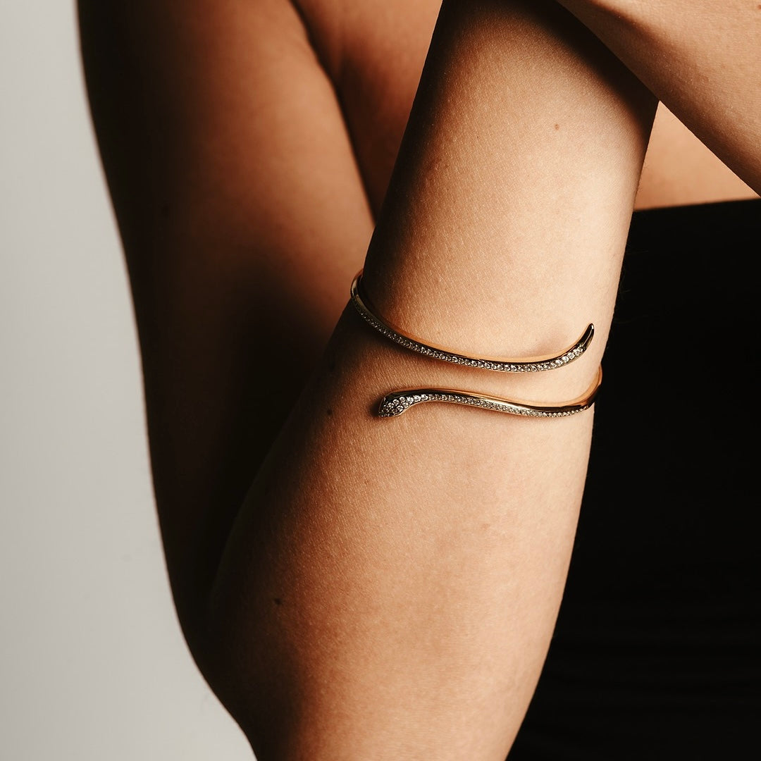 Translation missing: it.Modella indossa il Bracciale Medema Collezione Bangkok, design a serpente dorato che avvolge il braccio con eleganza e sensualità: Bangkok