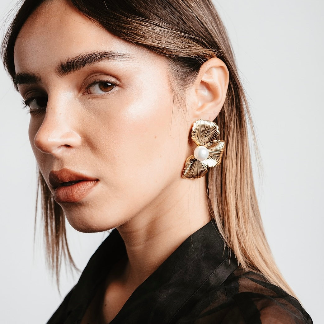 Translation missing: it.Modella indossa gli Orecchini dorati Medema Collezione Atene, design elegante e scultoreo con riflessi luminosi: Atene