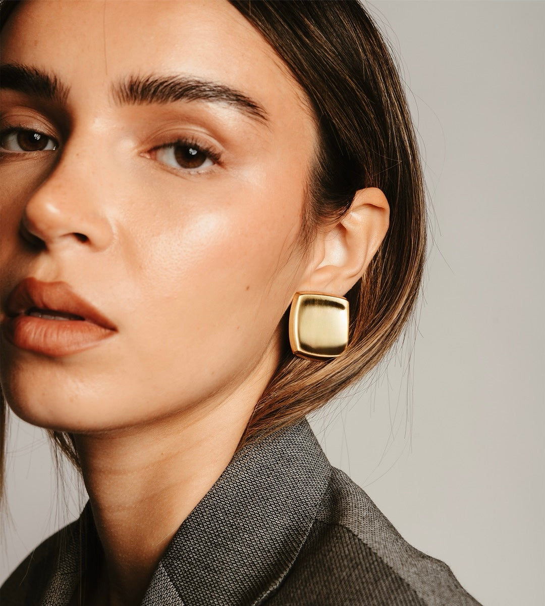 Translation missing: it.Modella indossa orecchini dorati Collezione Copenhagen, design minimal scandinavo elegante e moderno: Copenhagen
