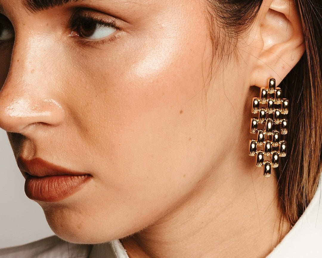 Donna che indossa orecchini pendenti lunghi Medema con design a cascata di perline dorate multiple, gioielli eleganti in acciaio inossidabile placcato oro 18 carati