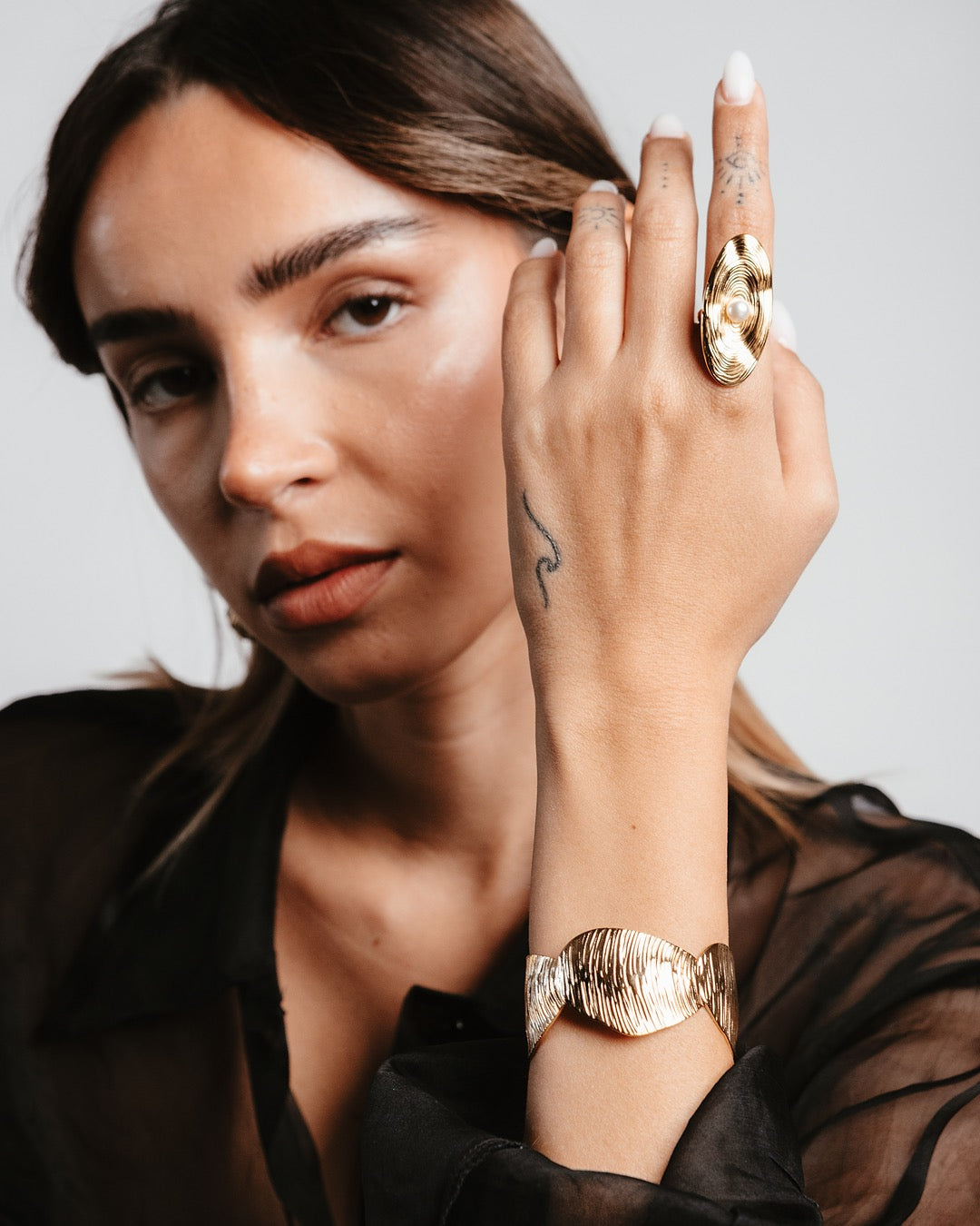 Bracciale Cairo Oro Medema abbinato ad outfit elegante da donna