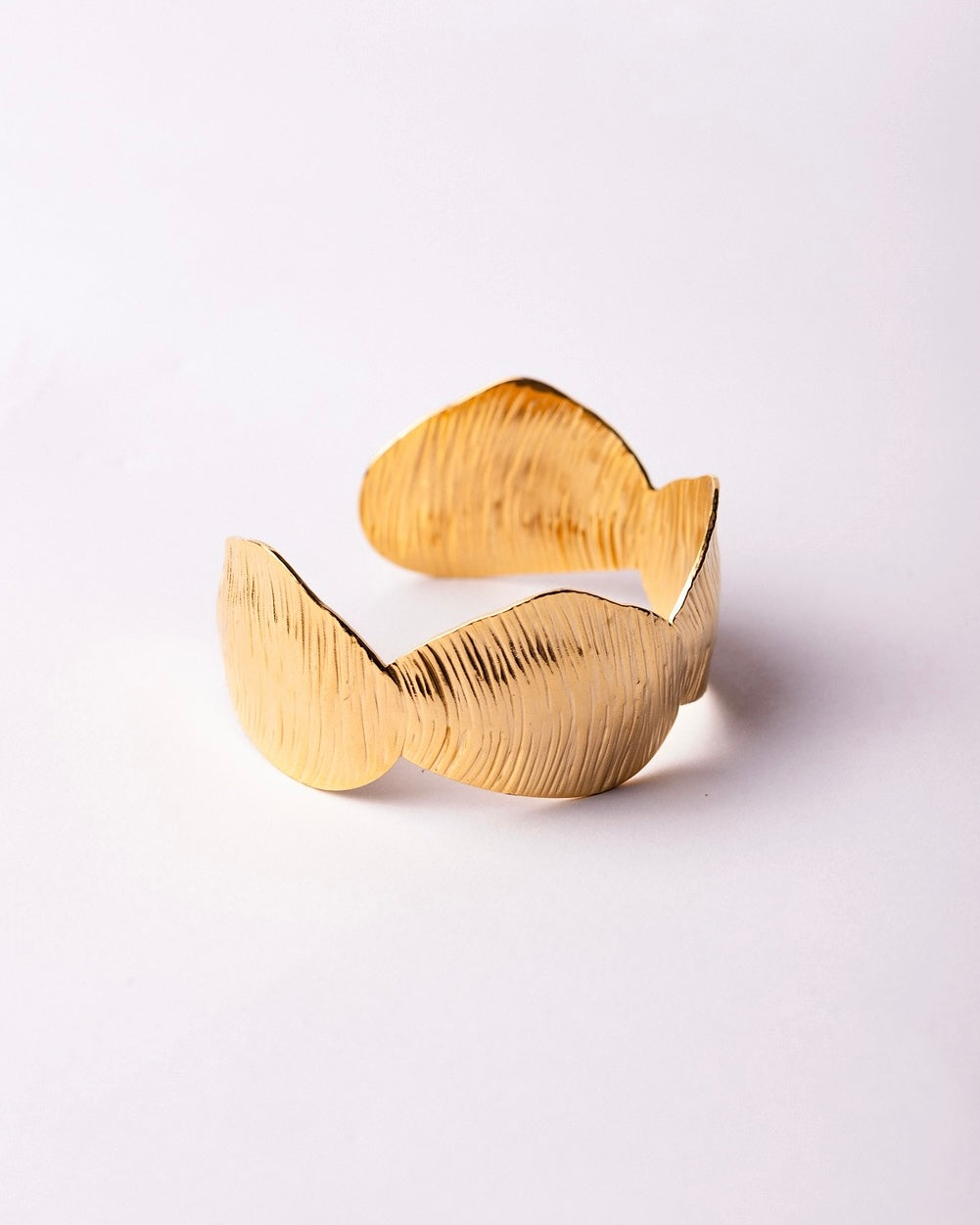 Bracciale a foglia dorata Medema, ispirato alle forme naturali con superficie incisa e riflettente