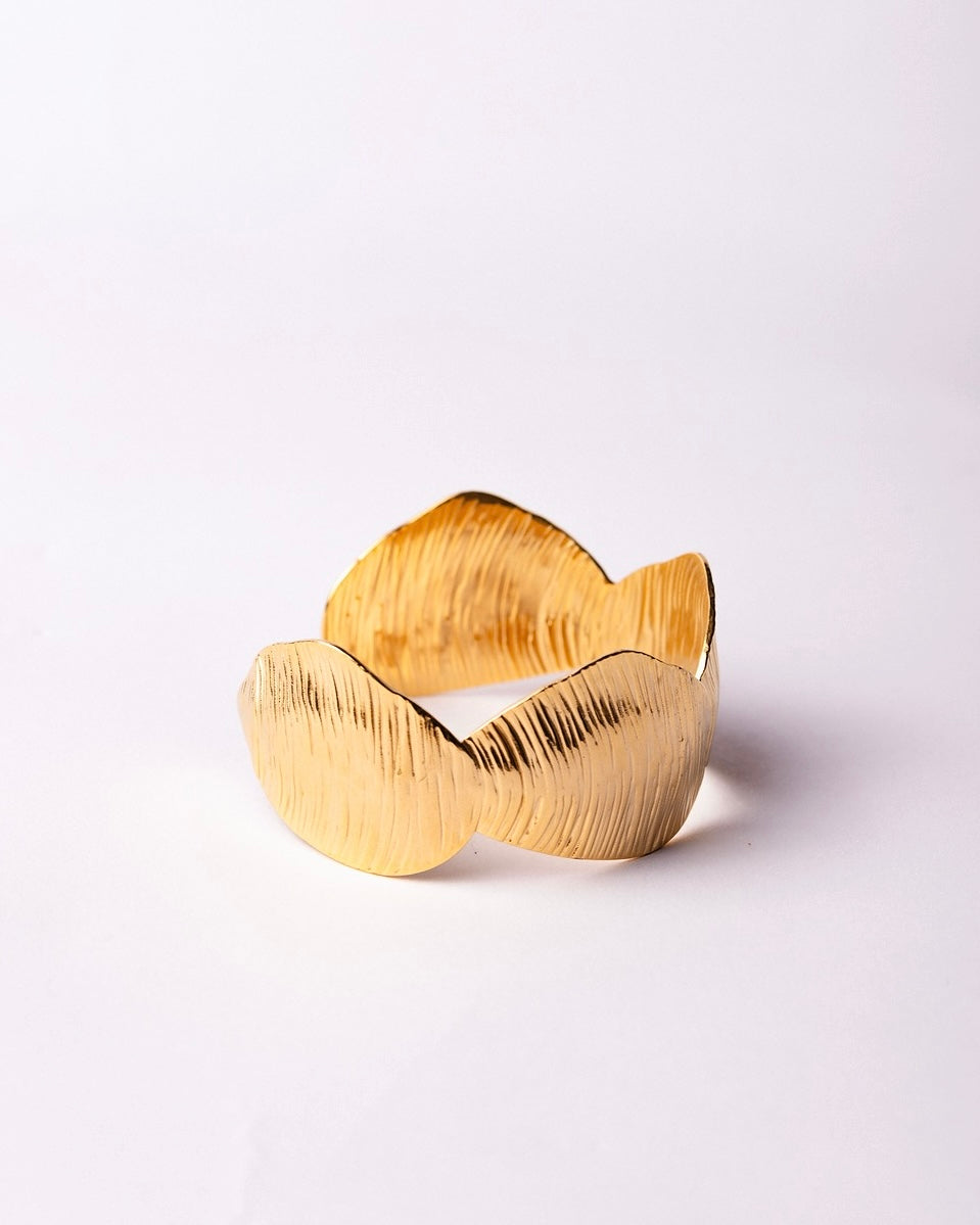 Bracciale dorato Medema Cairo, riflessi caldi e texture a foglia incisa