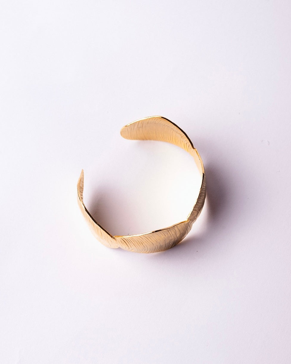 Dettaglio macro del Bracciale Cairo Foglia Oro Medema Gioielli, superficie lucente e naturale