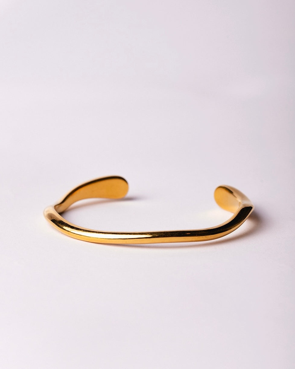 Bracciale dorato still life, linee morbide e curve fluide - Medema gioielli