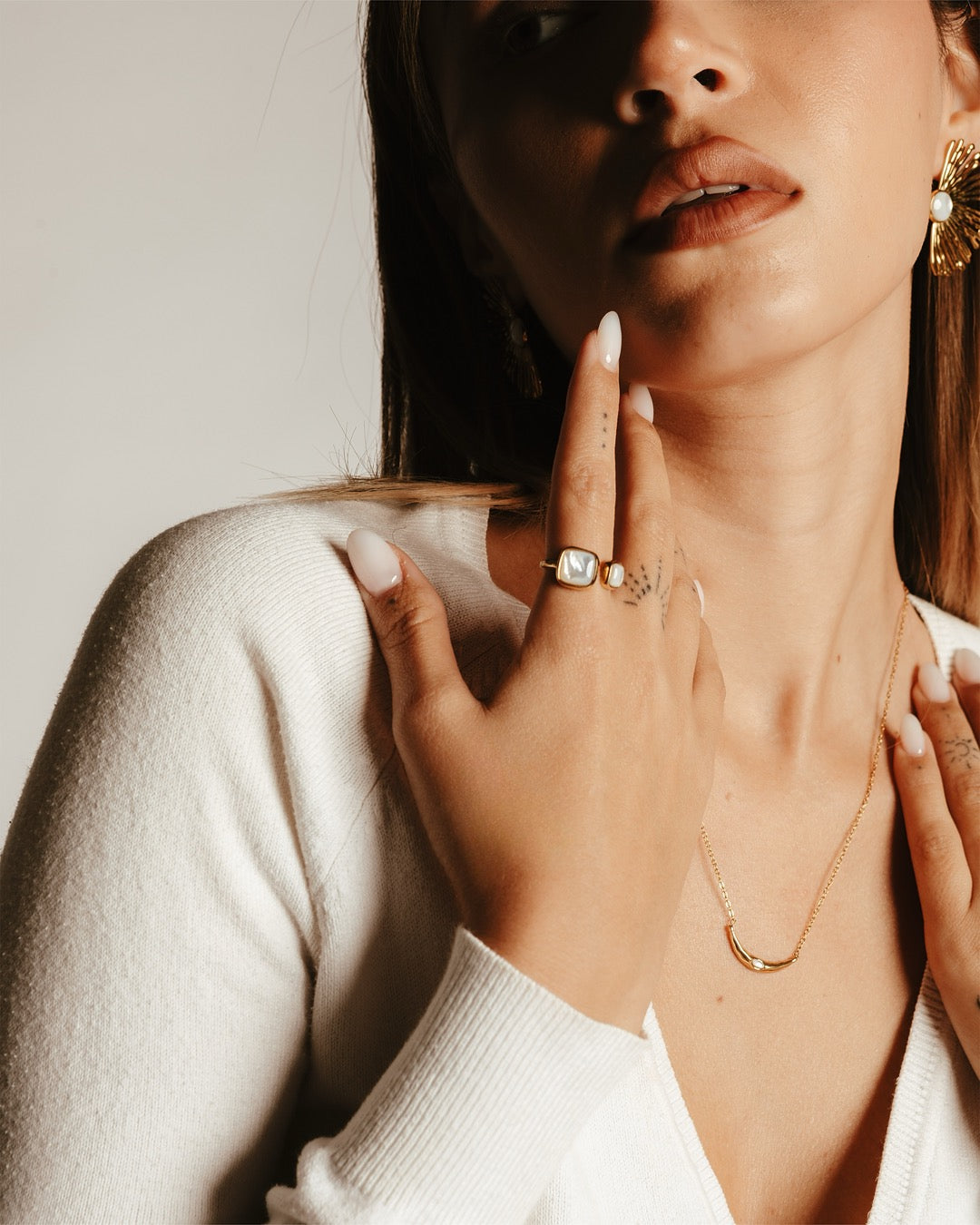 Anello Cairo Doppia Pietra Oro indossato – stile elegante e minimal – Medema Gioielli