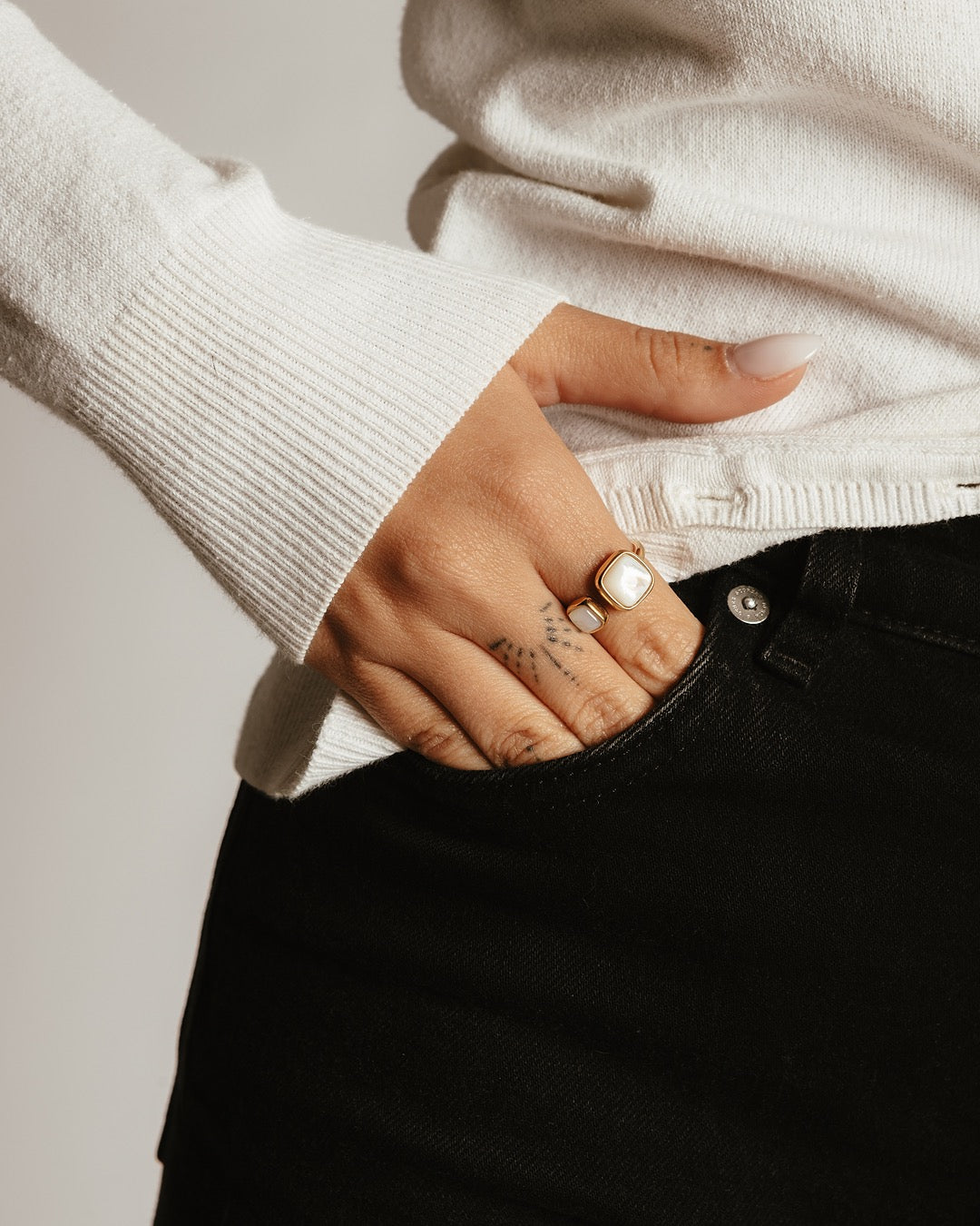 Anello dorato Cairo Doppia Pietra indossato con outfit contemporaneo – Medema Gioielli