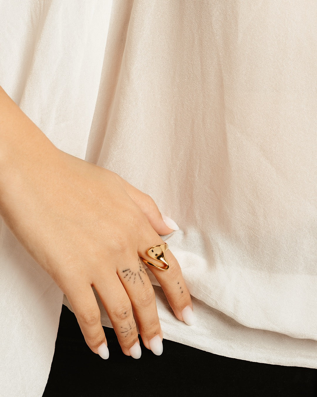 Anello Cairo Ondulato Oro indossato – design moderno e raffinato – Medema Gioielli