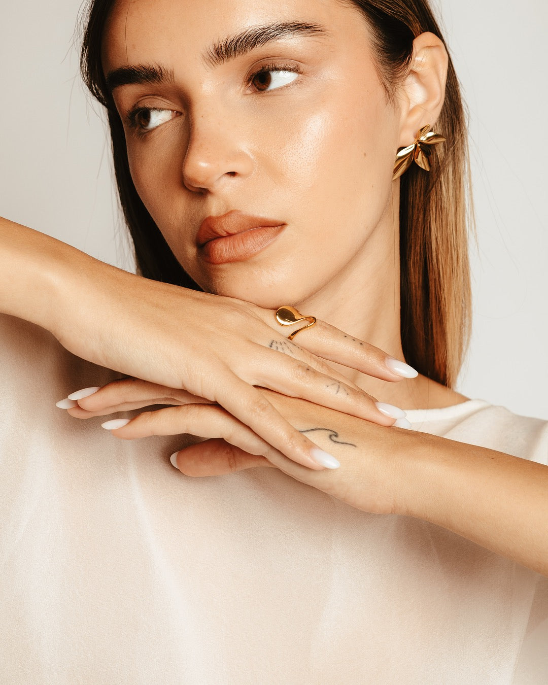 Anello Cairo Ondulato Oro indossato con outfit minimal ed elegante – Medema Gioielli