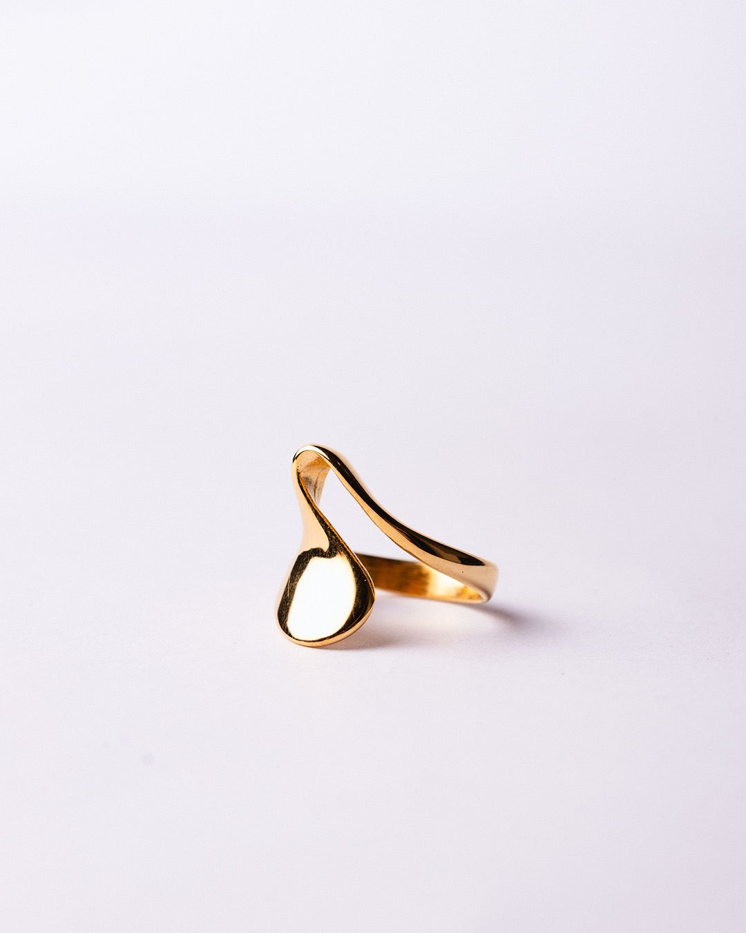 Dettaglio anello Cairo Ondulato Oro con forma fluida e superficie lucida a specchio – Medema Gioielli