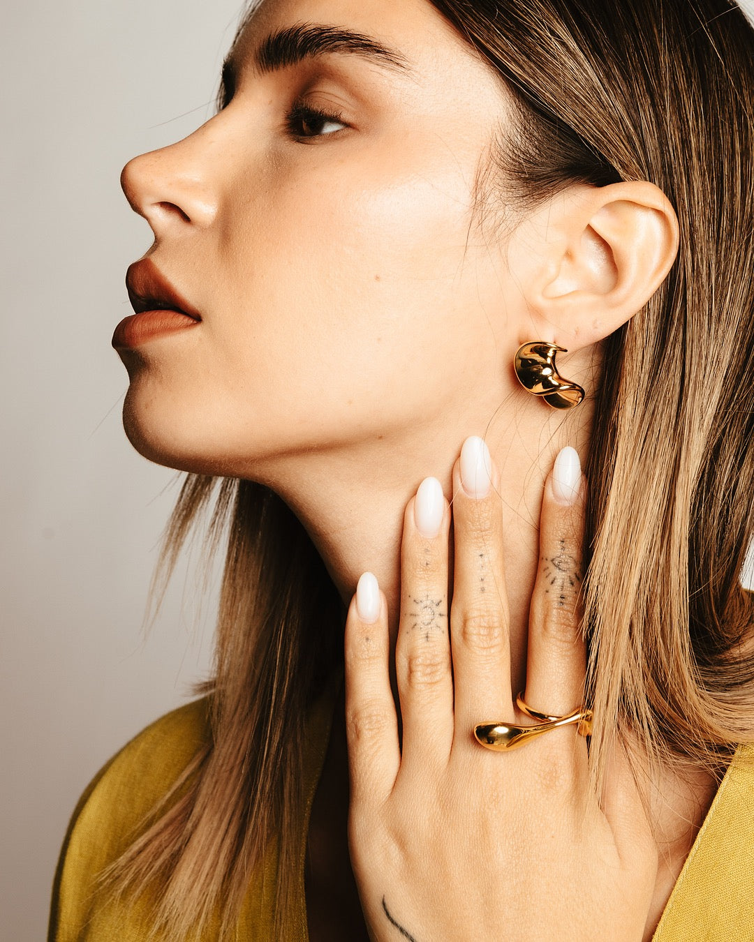 Anello Cairo Doppia Goccia Oro indossato con outfit elegante e moderno – Medema Gioielli