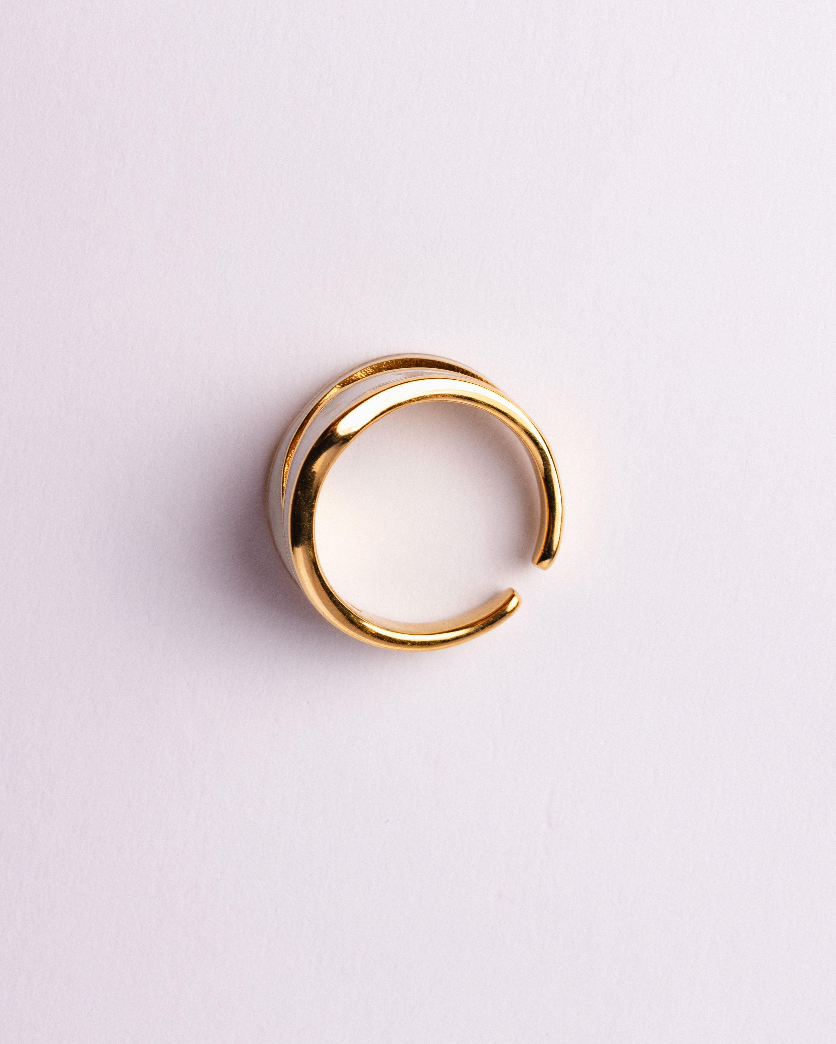 Anello minimal con onde bianche in acciaio placcato oro – Medema Gioielli
