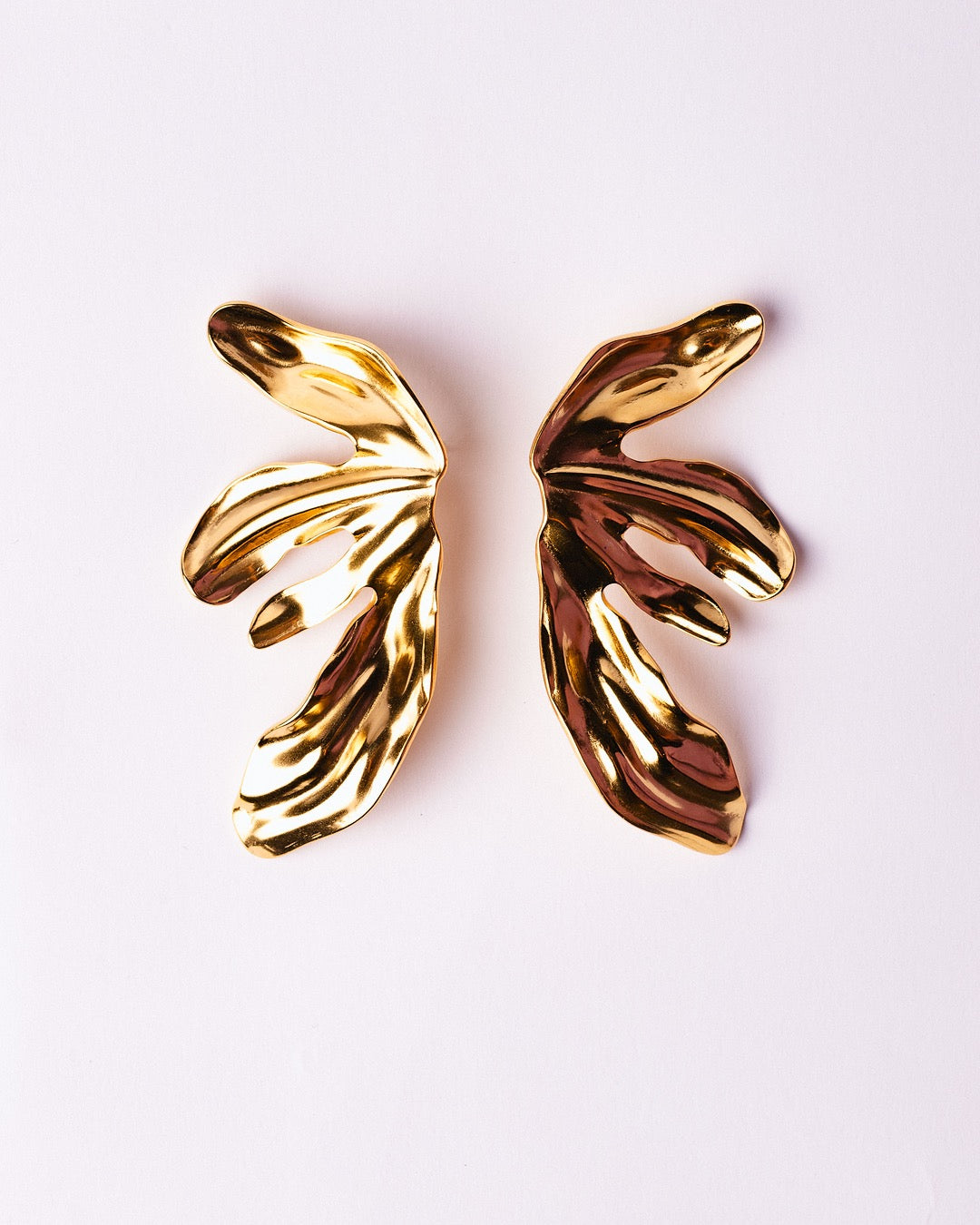 Orecchini dorati Medema con superficie lucida a specchio e forme ispirate alla natura