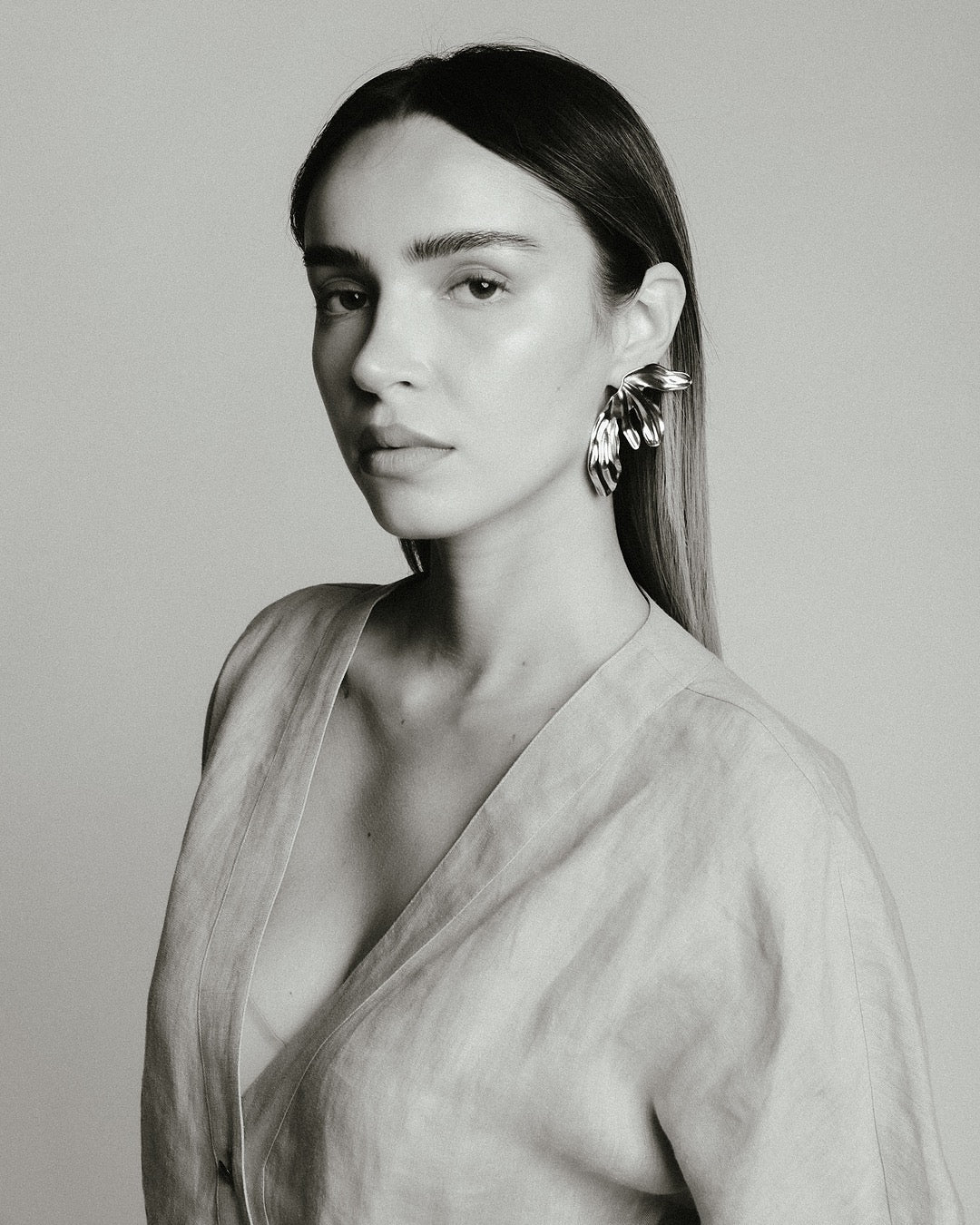 Scatto in bianco e nero con gli Orecchini Cairo Foglia Scultorea, stile elegante e deciso