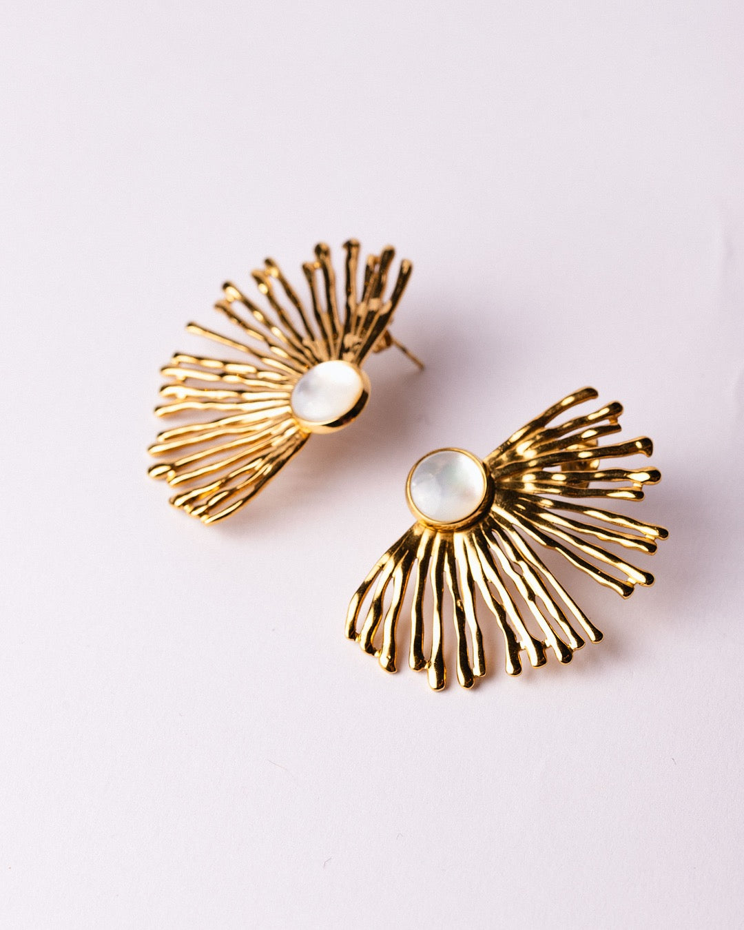 Orecchini Cairo Raggi Dorati su sfondo bianco, ispirati all’energia del sole