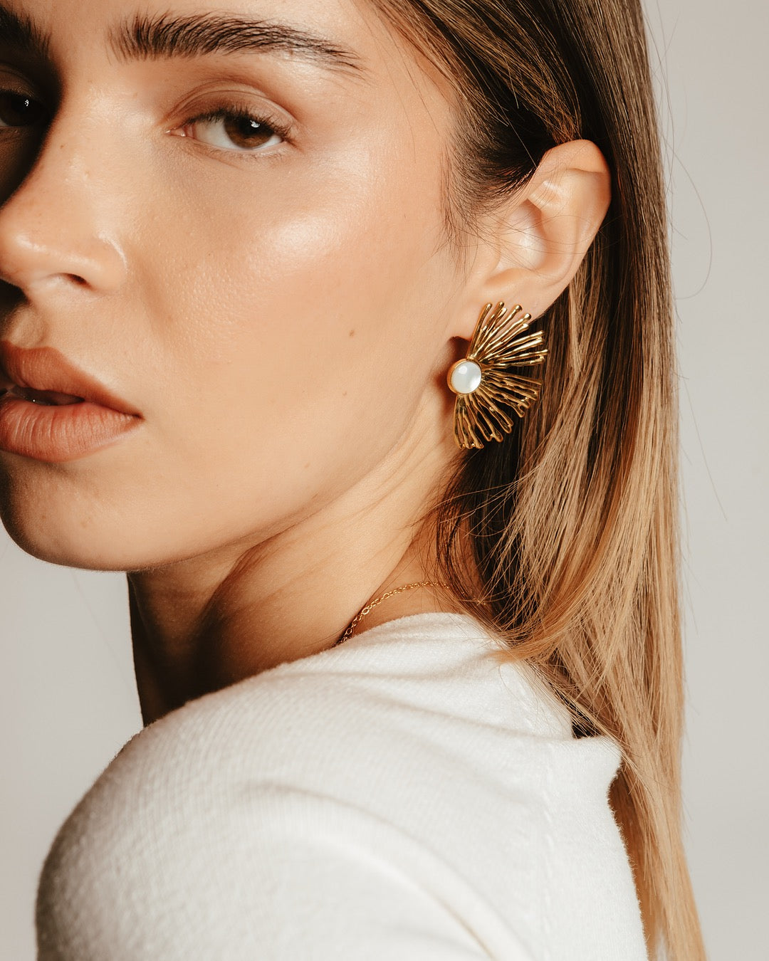 Modella indossa gli Orecchini Cairo Raggi Dorati Medema, stile raffinato e luminoso