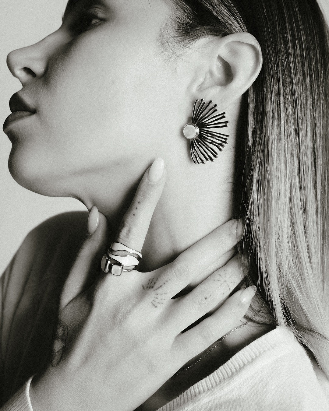 Anello Cairo Onda Bianca al dito – luce dorata e design contemporaneo – Medema Gioielli