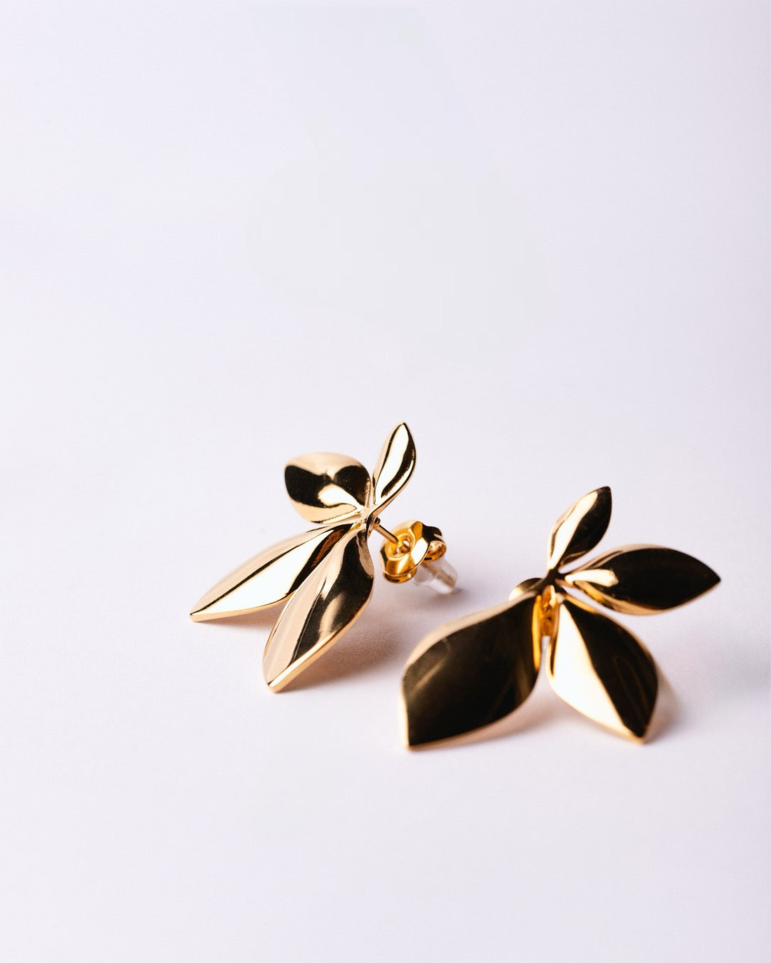 Orecchini Cairo Foglia su sfondo bianco, ispirati alle forme organiche della natura