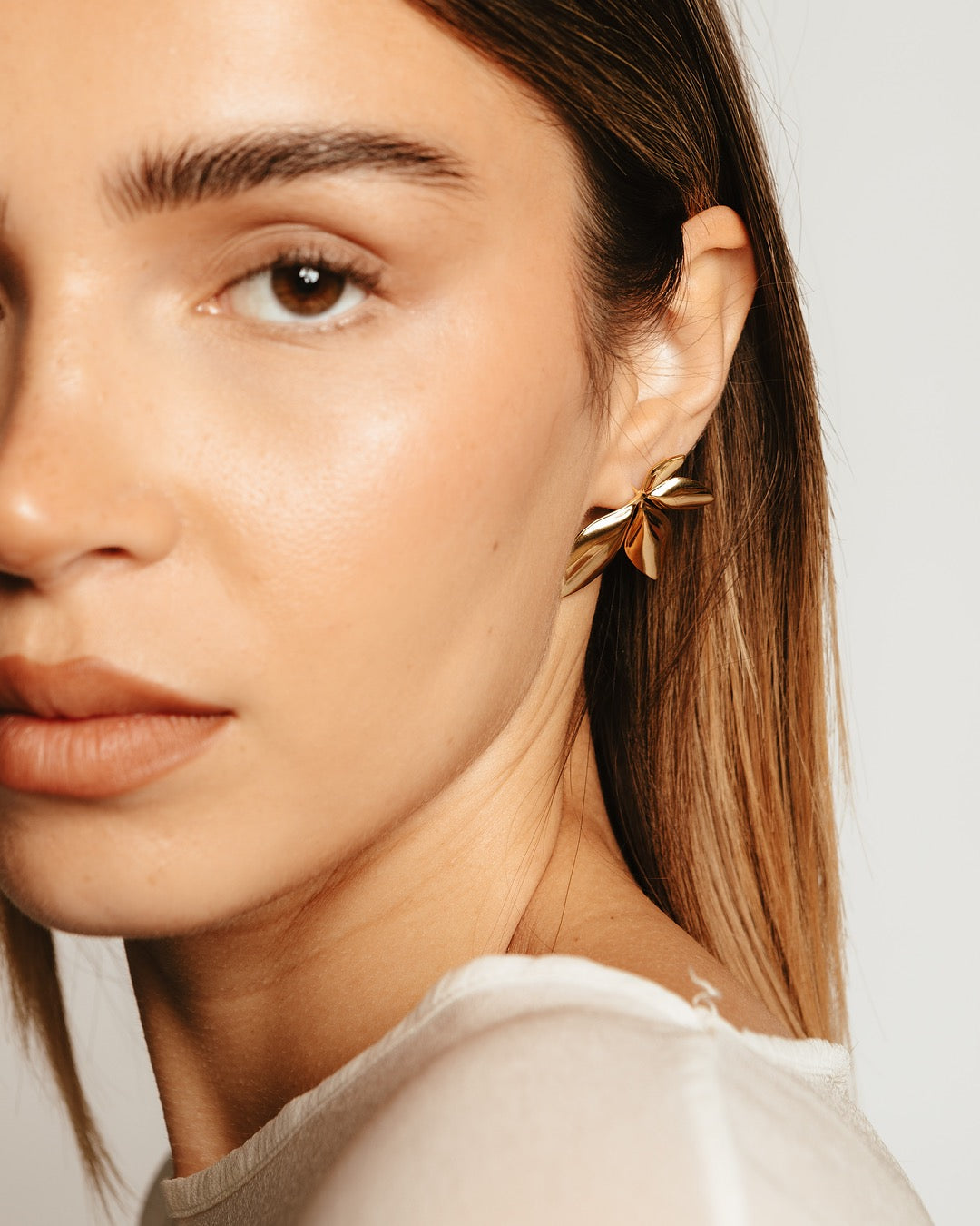 Modella indossa gli Orecchini Cairo Foglia Medema, stile raffinato e naturale