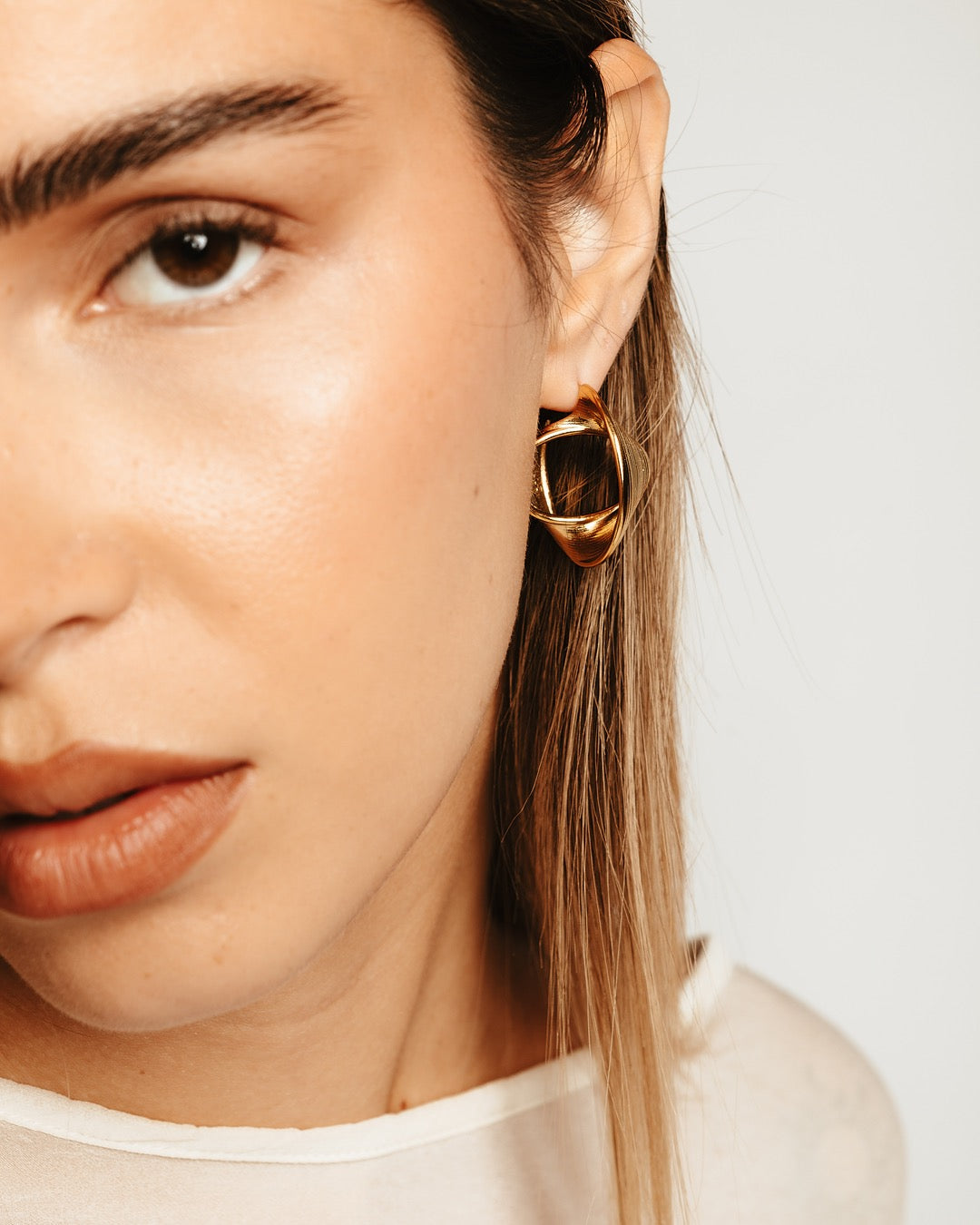 Scatto lifestyle con orecchini Medema al viso, accessorio elegante e senza tempo