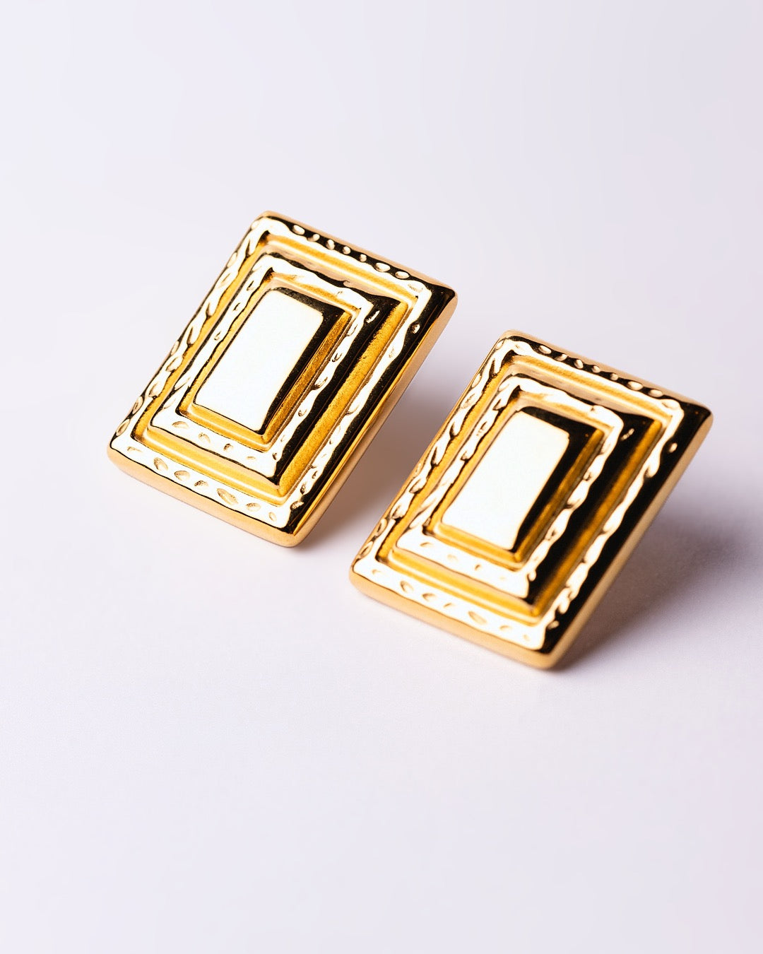 Orecchini Medema Roma Architettura Dorata su fondo chiaro, equilibrio tra arte e modernità