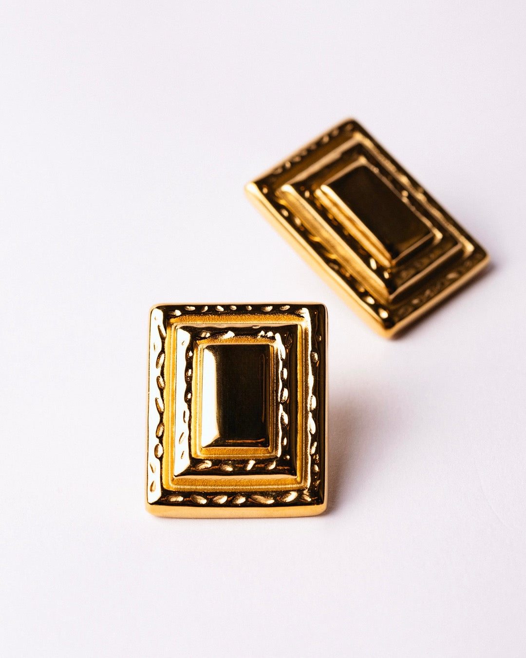 Orecchini Roma Architettura Dorata Medema in acciaio placcato oro, forma geometrica rettangolare e rilievi decorativi