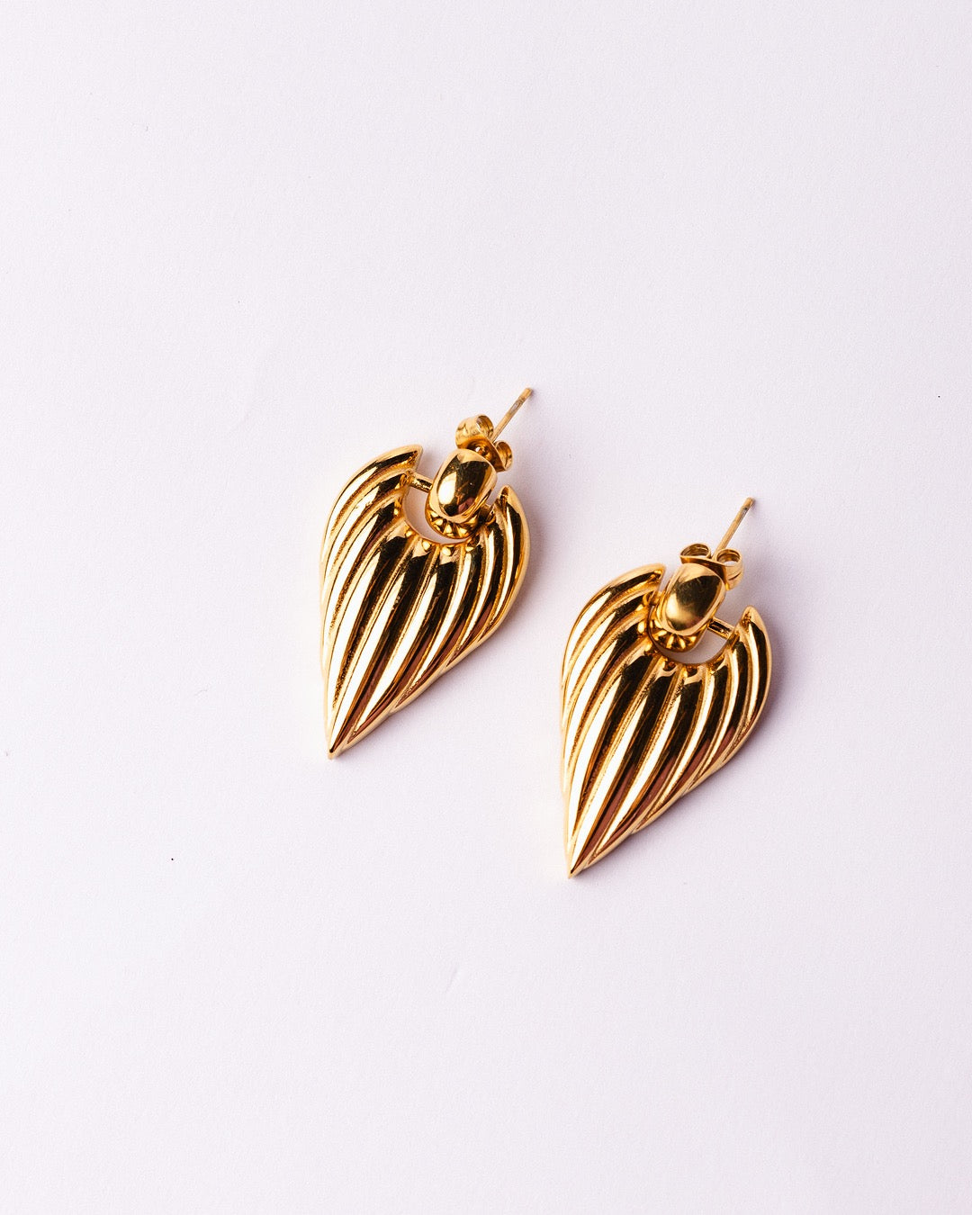 Orecchini Roma Scultorei Oro Medema in acciaio placcato oro 18k, superficie lucida e dettagli scolpiti