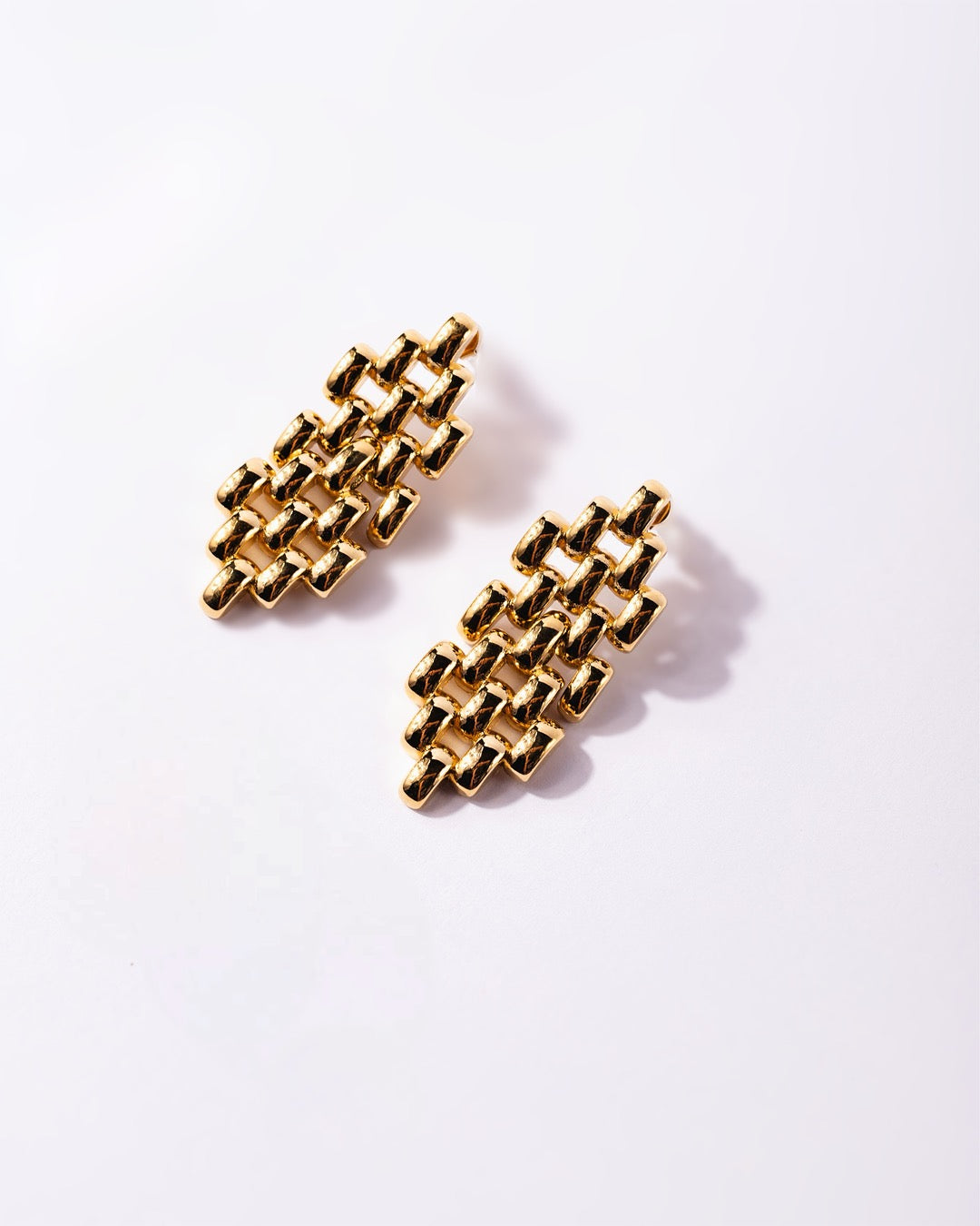 Orecchini Medema Roma su fondo chiaro, eleganza classica reinterpretata in chiave contemporanea