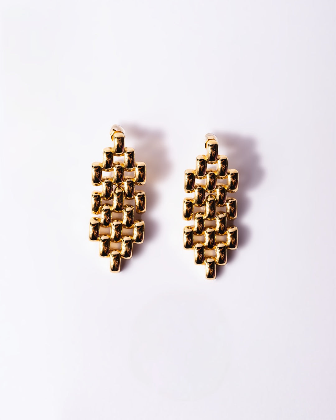 Orecchini Roma Intreccio Dorato Medema in acciaio placcato oro, finitura lucida e maglia scultorea