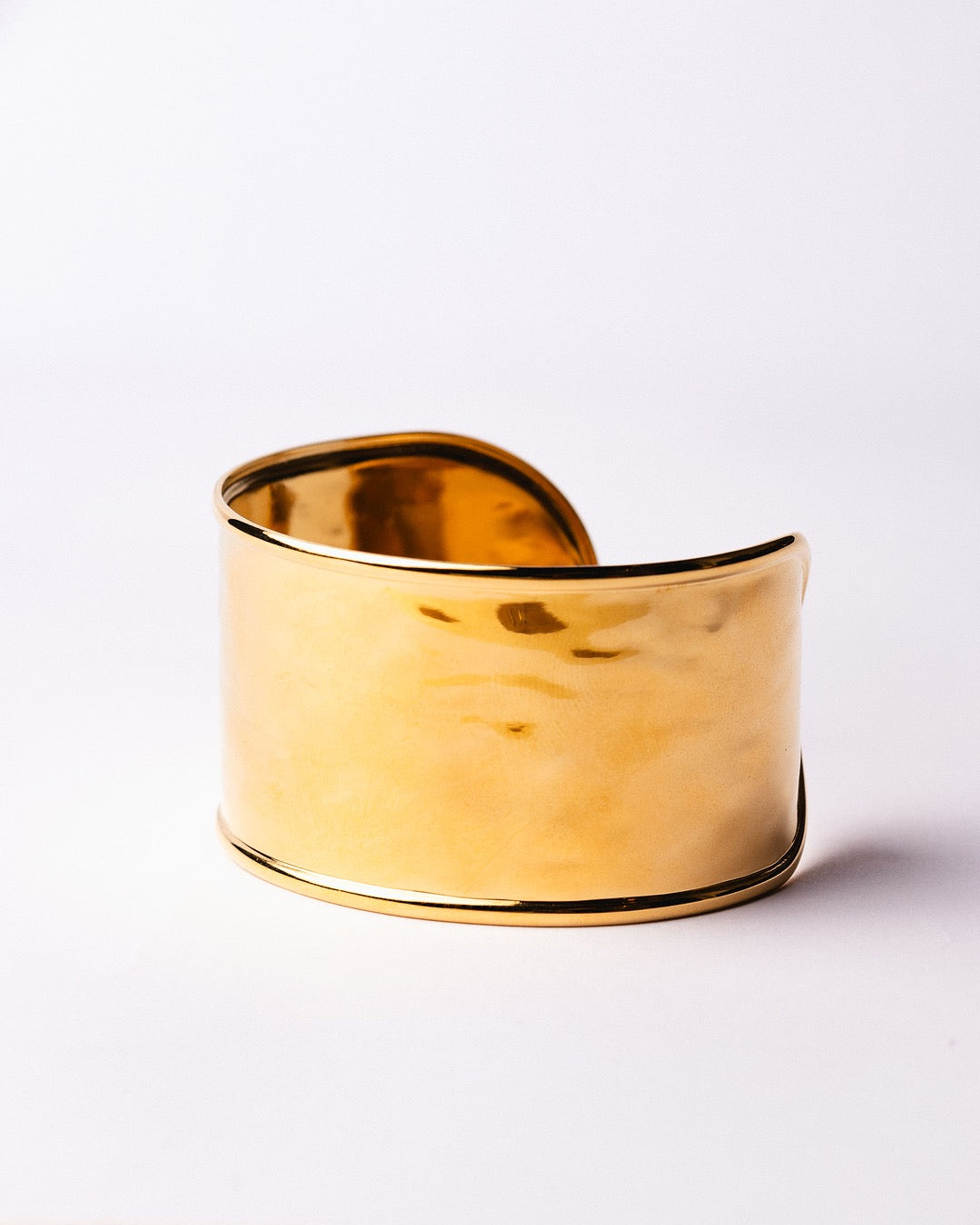 Bracciale Roma Scultoreo Medema in acciaio placcato oro, linee fluide e superficie lucida