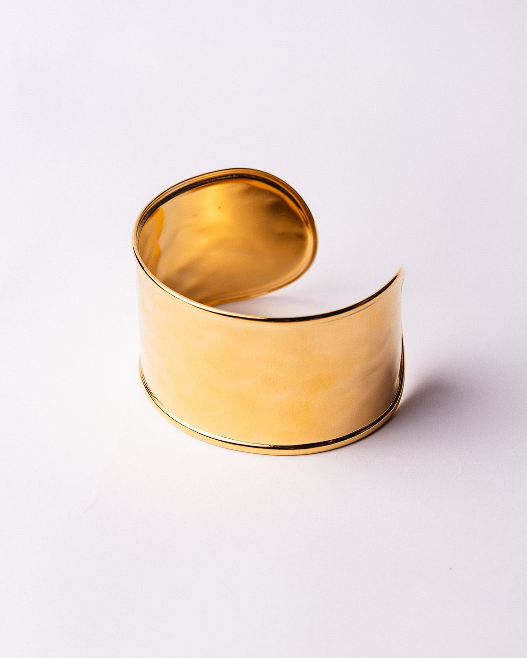 Bracciale Medema Roma Scultoreo su fondo chiaro, equilibrio tra forza e armonia