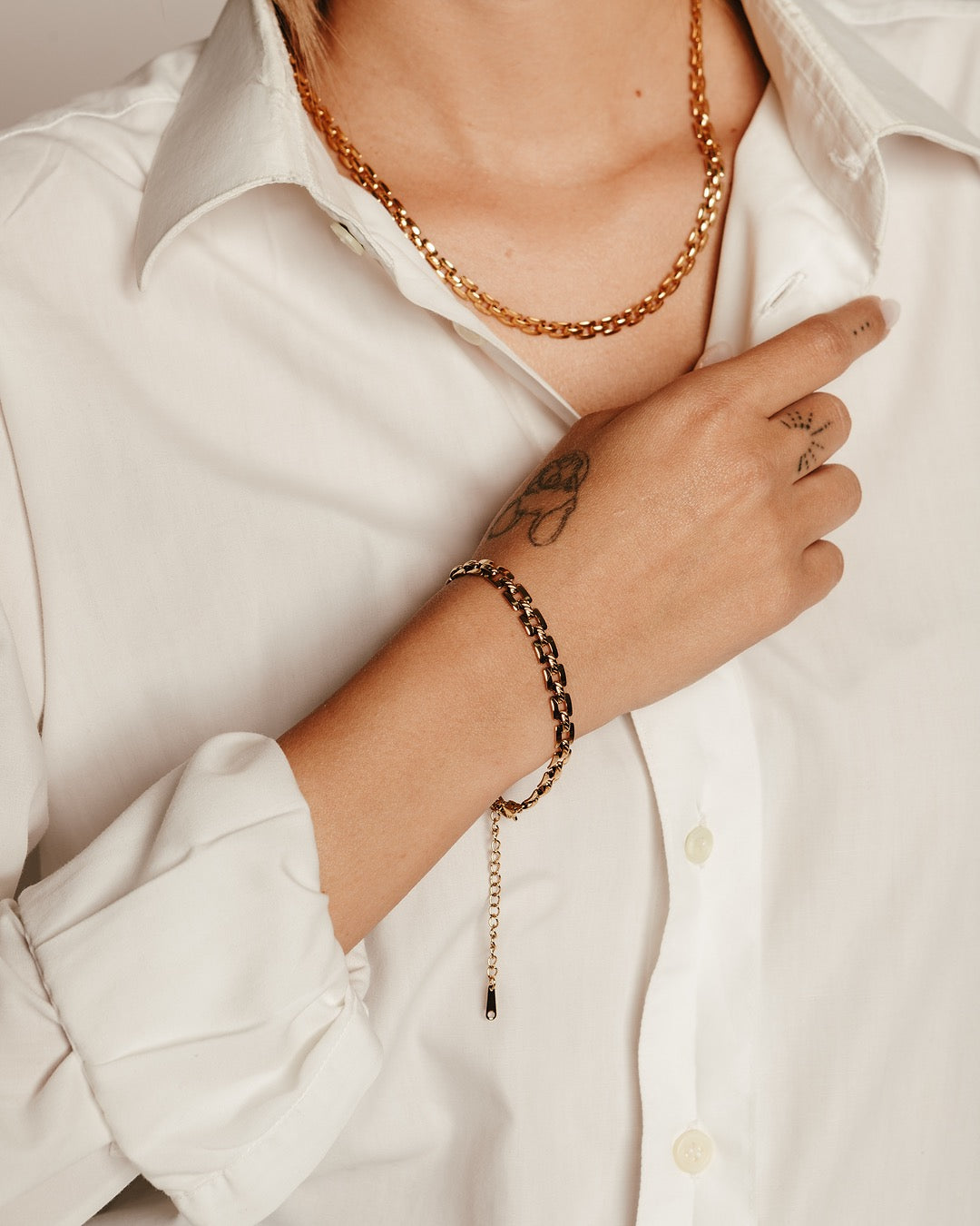 Modella indossa il Bracciale Roma Catena Dorata Medema, eleganza decisa e stile contemporaneo