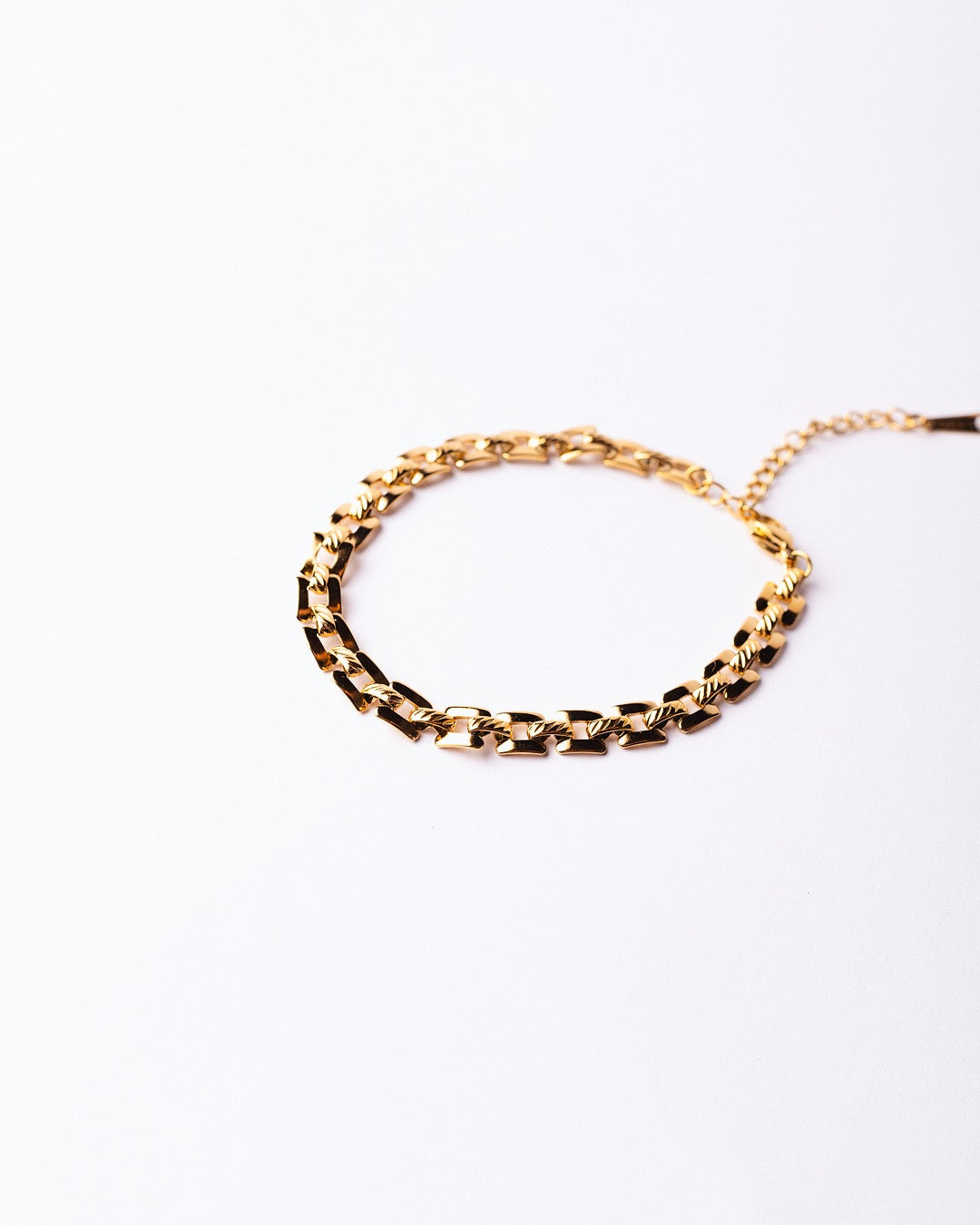 Bracciale Medema Roma Catena Dorata su fondo chiaro, luce e raffinatezza senza tempo