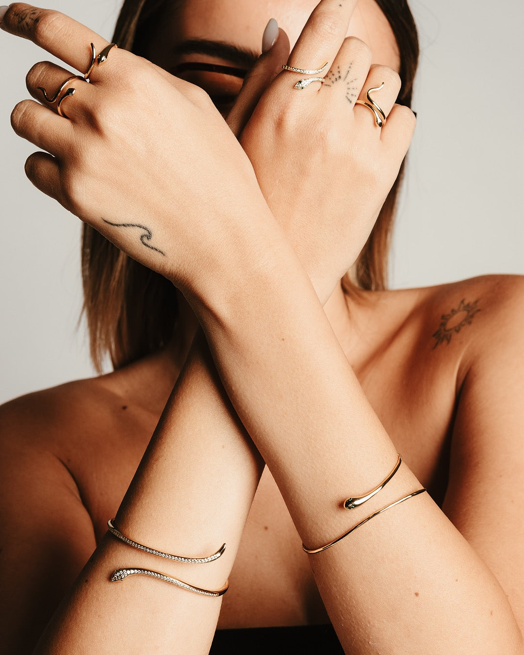 Dettaglio delle braccia con Bracciale dorato Medema Bangkok, design sinuoso e linee leggere