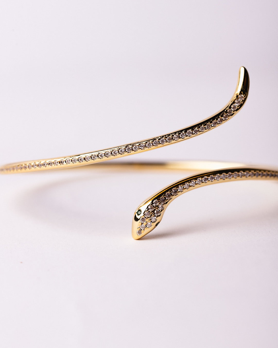 Dettaglio bracciale dorato serpente  Medema con zirconi incastonati lungo la forma sinuosa