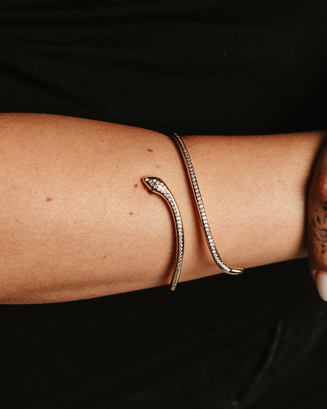 Primo piano bracciale Bangkok Serpente Zirconato Medema indossato, look moderno e sofisticato