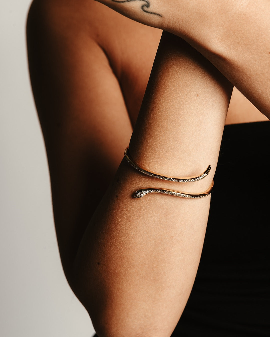 Donna indossa Bracciale Bangkok Serpente Zirconato Medema con eleganza raffinata