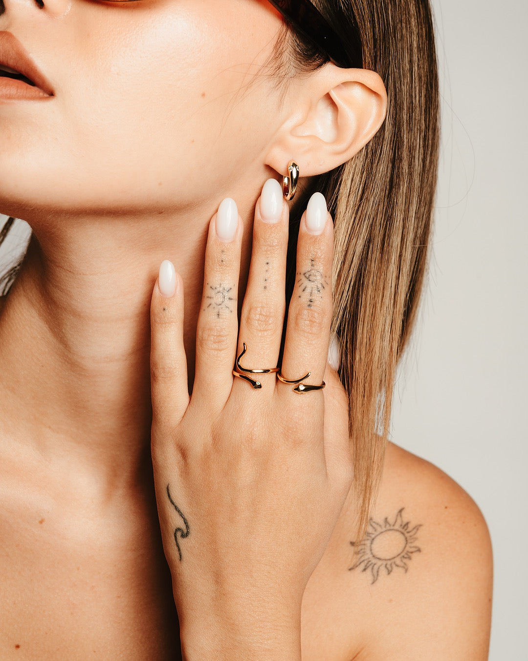 Primo piano anello Bangkok Serpente Dorato Lucido Medema indossato, look sofisticato e contemporaneo