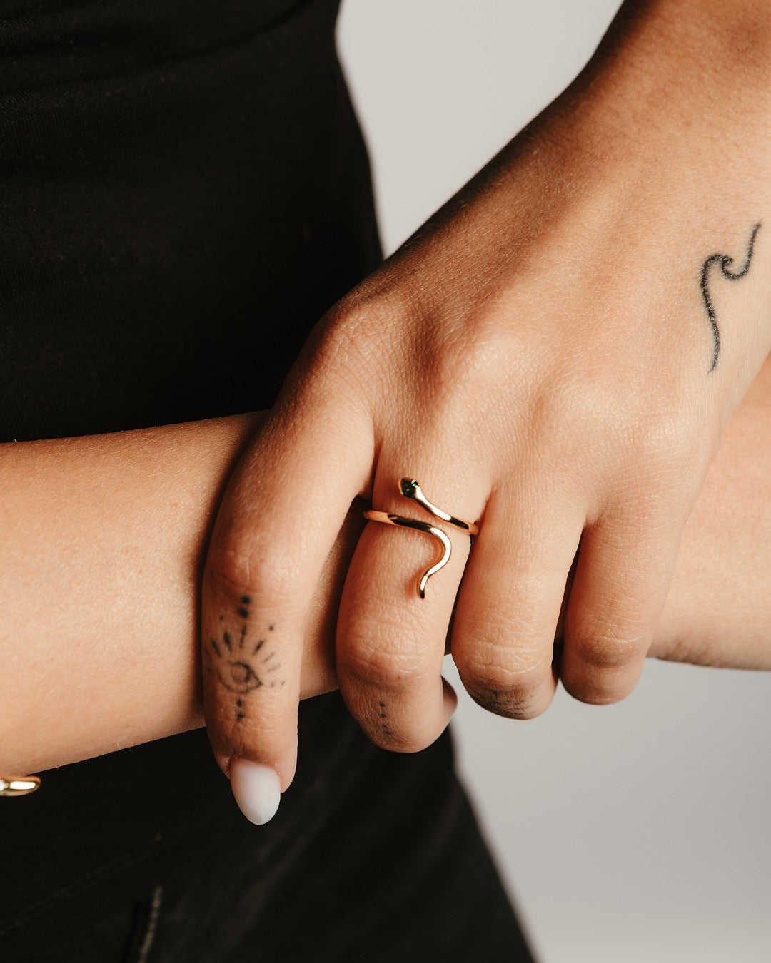 Primo piano anello Bangkok Serpente Dorato Medema indossato, look elegante e moderno