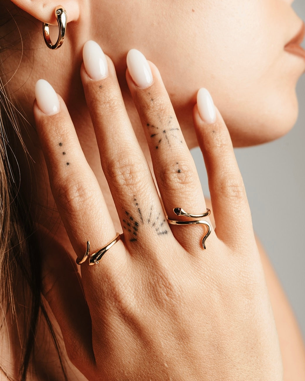 Donna indossa Anello Bangkok Serpente Dorato Medema con stile sofisticato