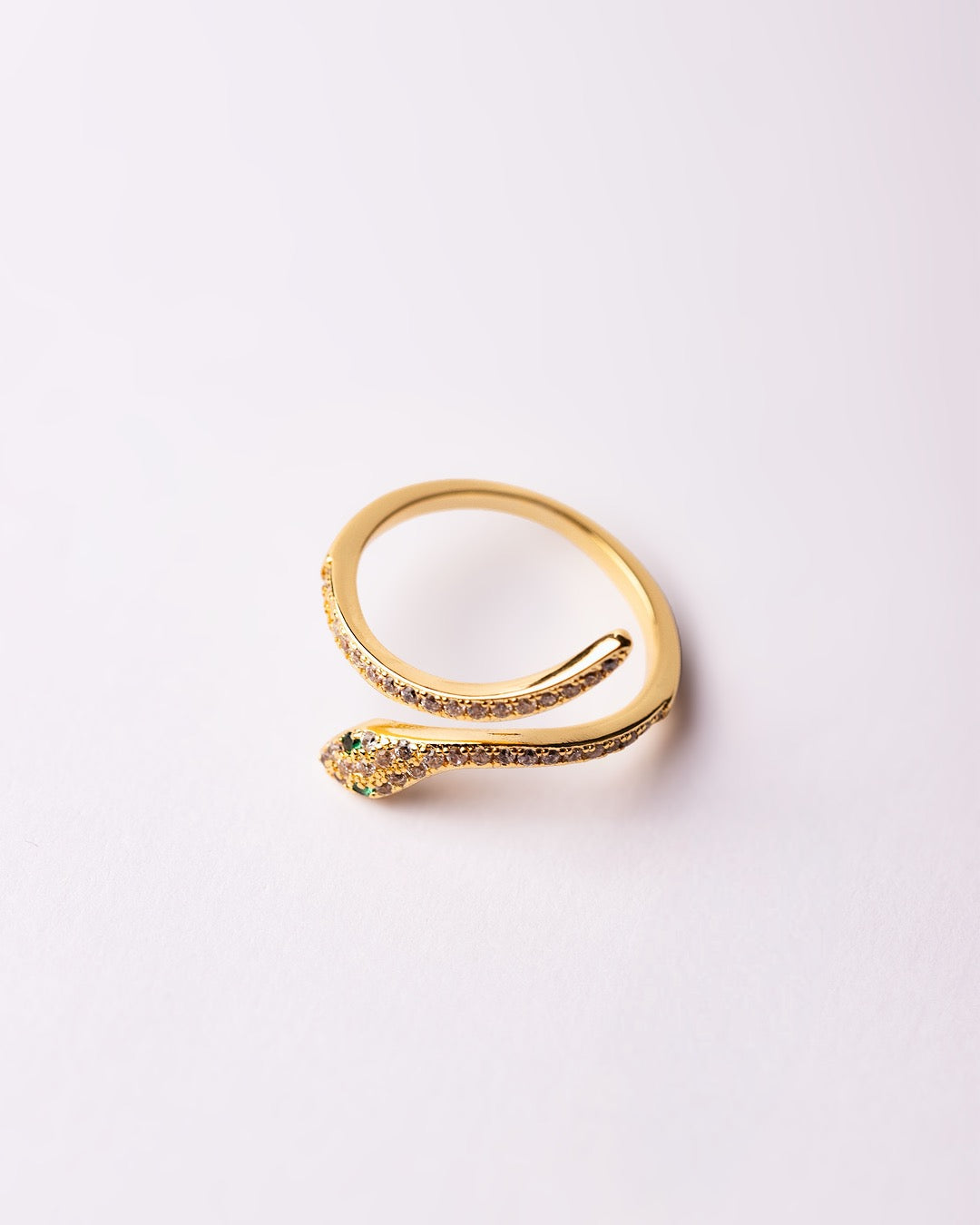 Dettaglio anello dorato serpente con occhi luminosi e superficie brillante Medema gioielli