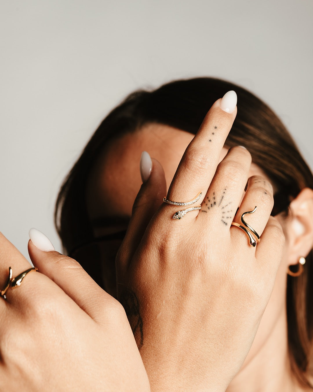 Primo piano dell’anello Bangkok Zirconato Medema indossato, look femminile e sofisticato