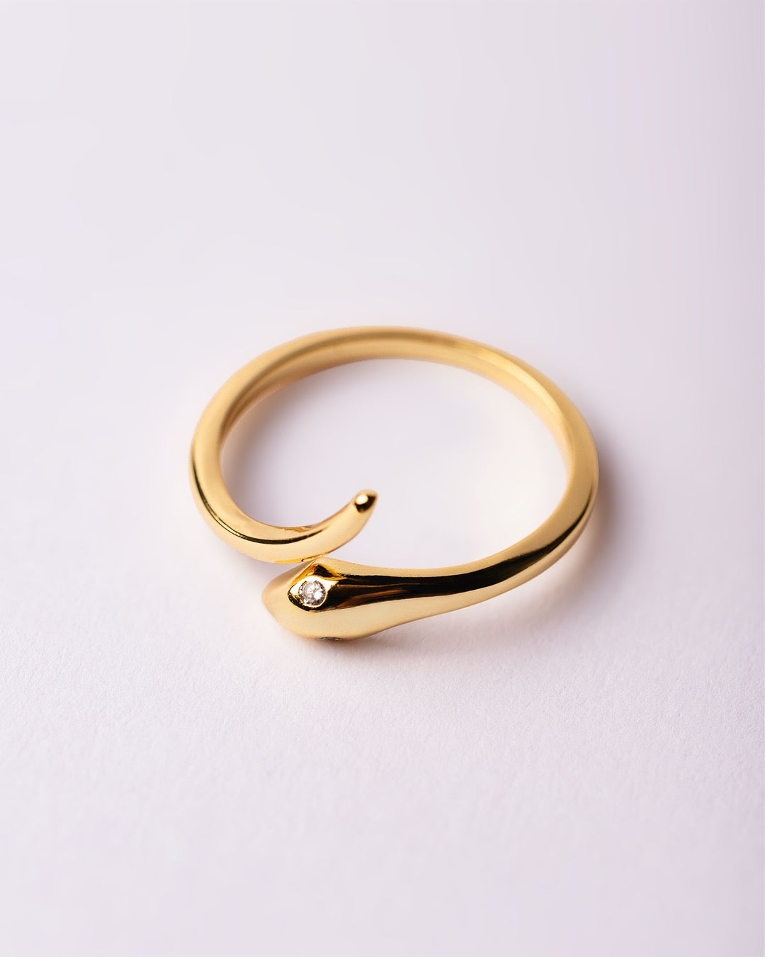 Anello serpente dorato lucido Medema con design sinuoso e superficie a specchio