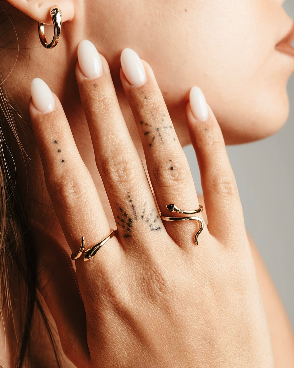 Donna indossa Anello Bangkok Serpente Dorato Lucido Medema con eleganza naturale