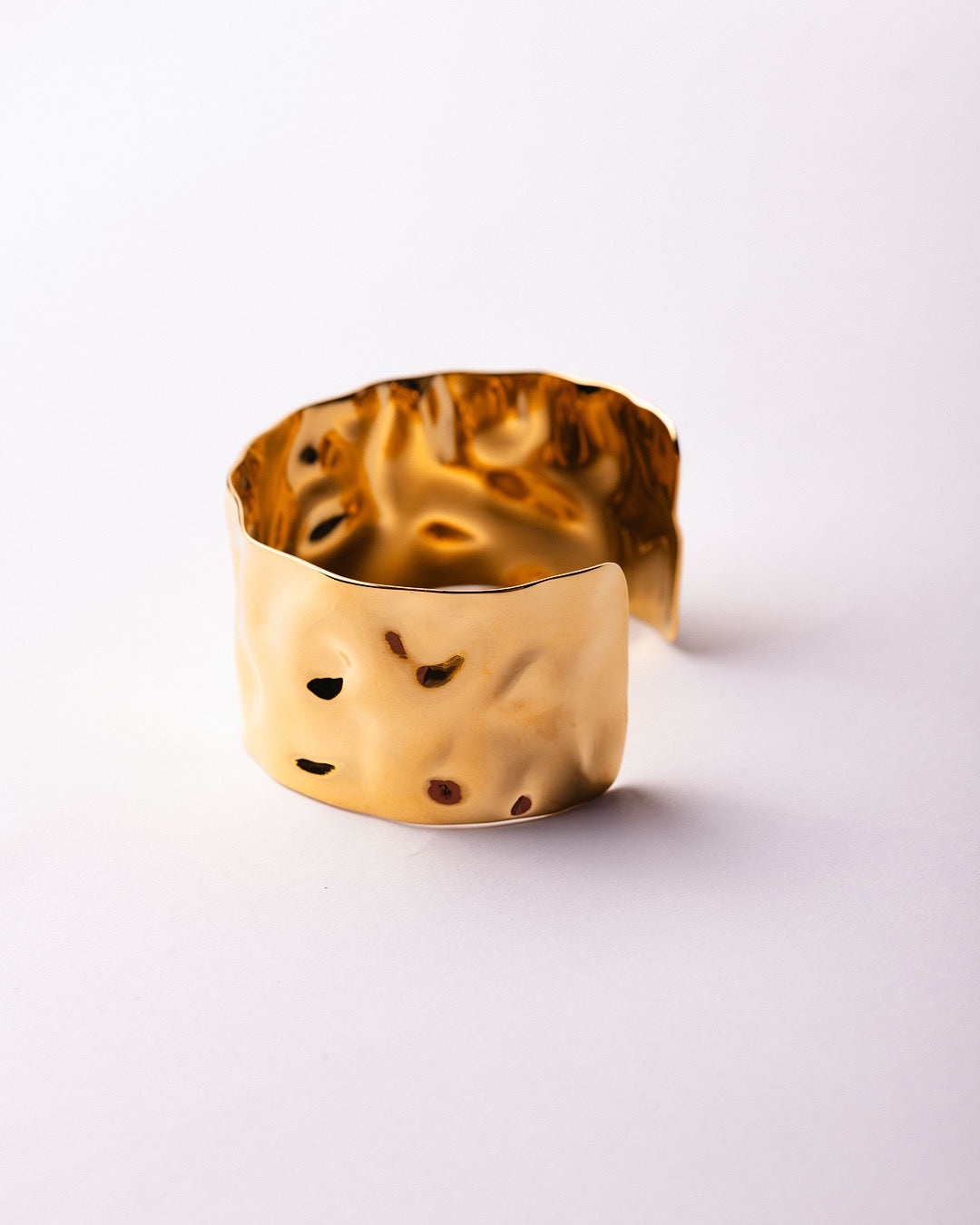 Vista laterale del Bracciale dorato Medema, acciaio inossidabile placcato oro con texture irregolare