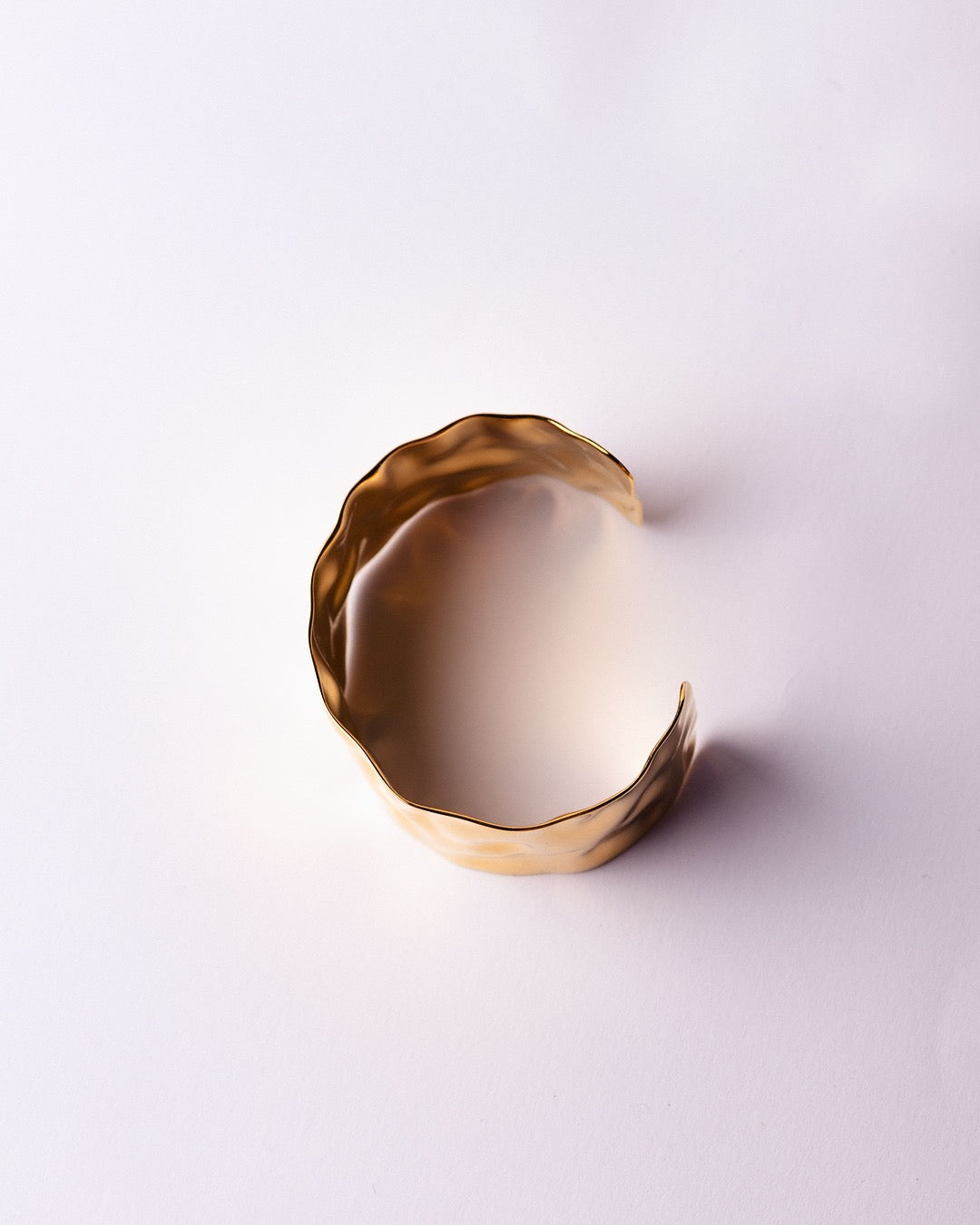 Vista dall'alto del Bracciale dorato Medema gioielli, acciaio inossidabile placcato oro con texture irregolare