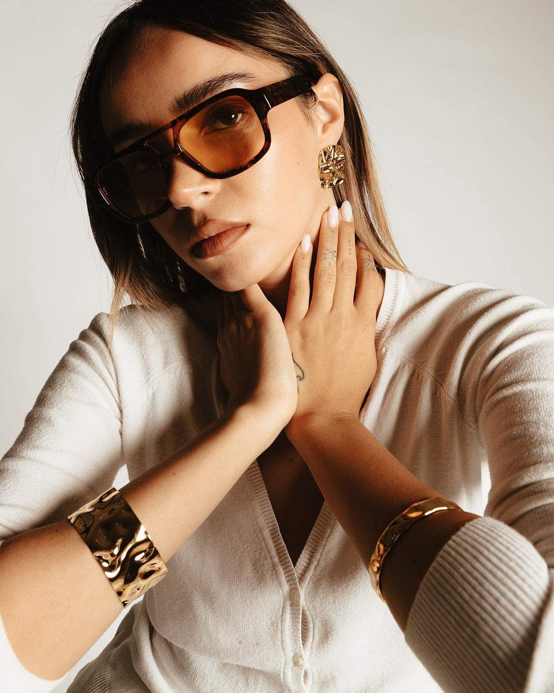 Bracciale dorato Medema al polso, design deciso e luminoso con placcatura in oro 18K