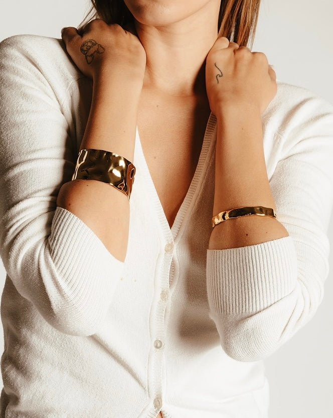 Bracciale Medema indossato con maglia bianca, stile raffinato e carattere contemporaneo